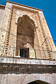 Mardin, Sultan Isa (Zinciriye) Medresesi l'imponente portale del 1385. 
