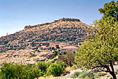 Mardin, vista della citt� dalla strada per il monastero Deyrull Zafaran. 