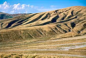 Salita al vulcano Nemrut. Paesaggio della parte orientale della caldera coperto da una vegetazione prettamente steppica. 