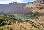 Salita al vulcano Nemrut. lago Ili sul lato nord della caldera, le sue acque sono calde per la presenza di una attivit� geotermica ancora in corso.