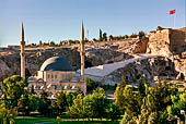 Urfa, la collina della fortezza (kale), con la Moschea della Dergah. 