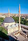 Urfa, il panorama dalla fortezza sulla citt� e la Moschea della Dergah.