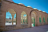 Urfa, la Moschea della Dergah, portico colonnato del cortile principale. 