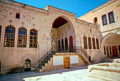 Urfa, casa tradizionale con un grande cortile interno su cui si affaccia un ampio iwan. 