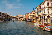 Venezia, vista sul Canal Grande da Riva del Carbon. Palazzo Dolfin Manin (rinascimentale, XVI sec) e ponte di Rialto.