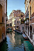 Venezia, Sottoportego del Magazen dal Ponte del Volto ne pressi di Campo Santa Maria Nova.