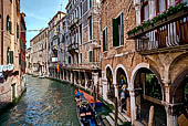 Venezia, i sotoporteghi lungo il percorso del Rio dei Santi Apostoli dal Ponte SS Apostoli.
