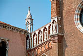 Venezia, Madonna dell'Orto. Particolare della facciata. Sei apostoli.