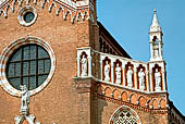 Venezia, Madonna dell'Orto. Lato destro della facciata. Sei apostoli e sopra la Temperanza.