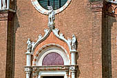 Venezia, Madonna dell'Orto. Parte superiore del portale gotico della chiesa. In alto: San Cristoforo a destra l'Arcangelo Gabriele a sinistra Maria Vergine.