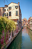 Venezia, rio Brazzo da Ponte Brazzo sullo sfondo la facciata della chiesa della Mdonna dell'Orto