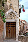 Venezia, Palazzo Soranzo-van Axel (XV sec). La porta di terraferma della Fondamenta van Axel.
