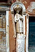 Venezia,  la statua del quarto moro (come erroneamente indicato da alcuni), sull'angolo della casa del Tintoretto, in effetti rappresenta il servitore dei 3 fratelli Mastelli.