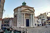 La chiesa di Santa Maria Maddalena, la Maddalena, esempio di architettura neoclassica.