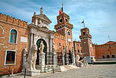 Venezia, La monumentale porta di Terra dell'Arsenale In primo piano statua di leone noto come Leone del Pireo (VI-IV secolo a.C.)
