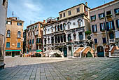 Venezia, Campo S Maria Formosa, lato meridionale, i ponti sul rio Santa Maria Formosa, al centro Palazzo Malipiero gotico del '500.