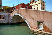 Venezia, ponte del Cavallo sul rio dei Menticanti, nel campo Santi Giovanni e Paolo.