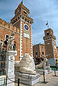 Venezia, La porta di Terra dell'Arsenale. Leone di Delo il primo dei due leoni verso il rio.