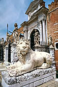 Venezia, La monumentale porta di Terra dell'Arsenale, statua di leone ellenistico VI-IV secolo a.C.
