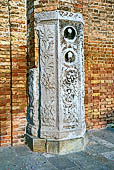 Murano, la  Basilica dei Santi Maria e Donato, marmo di et romana (II sec.) alla base della facciata.