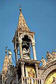 Venezia, Basilica di S. Marco. Edicola del coronamento gotico dell'ordine superiore della facciata principale con l'Arcangelo Gabriele nella Annunciazione (XIV sec)