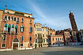 Venezia, Campo Sant'Angelo con il campanile pendente della chiesa di Santo Stefano.