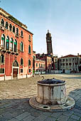 Venezia, vera da pozzo in Campo Sant'Angelo. Si scorge il campanile pendente della chiesa di Santo Stefano. 