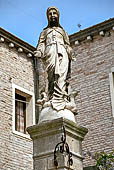 Venezia, statua a carattere religioso incontrara nel sesiere di Santa Croce