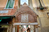 Venezia, Lista Vechia dei Bari arco gotico di ingresso alla Corte Pisani