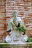 Venezia, immagine sopra l'ingresso del campanile di S. Stae
