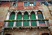 Venezia, palazzo Agnusdio, fondamenta di Ca  Pesaro, bella pentafora ornata da bassorilievi della annunciazione e simboli degli evangelisti (XIV - XV)