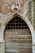 Venezia, palazzo Agnusdio fondamenta di Ca  Pesaro medaglione sopra la porta dell'acqua, con l'