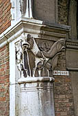 Venezia, Campo della Pescaria, dettaglio del porticato (1907) in forme neo-gotiche 
