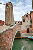 Venezia, dal Ponte di Ruga Vecchia la semplice facciata e il campanile di S.Giacomo dell'Orio. 