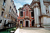 Venezia, antica Scoletta dell'Arte dei Tiraoro e Battioro a fianco della chiesa di S Stae. 